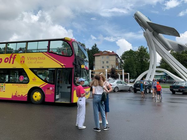 У Вінниці відновили оглядові екскурсії на двоповерховому автобусі-кабріолеті                    
