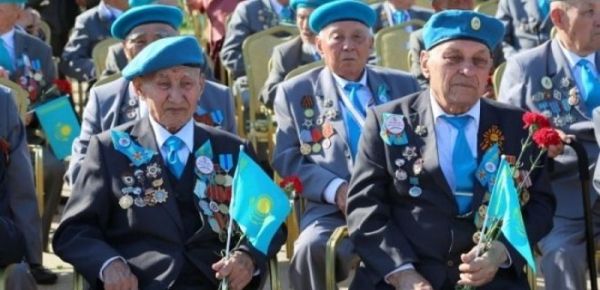 
В Казахстане больше не будет "Бессмертного полка" и запрещена георгиевская лента  