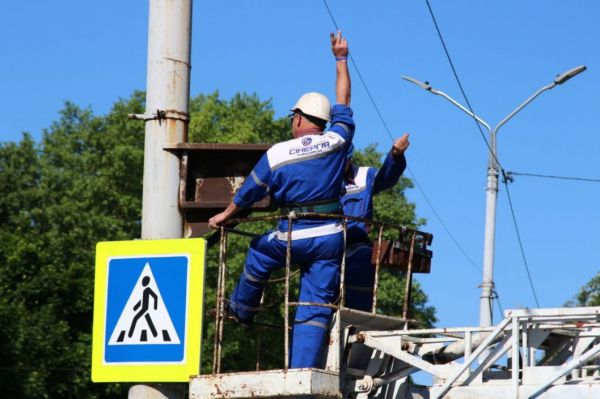 В Днепре коммунальщики заканчивают ремонт наружного освещения на Нигояна