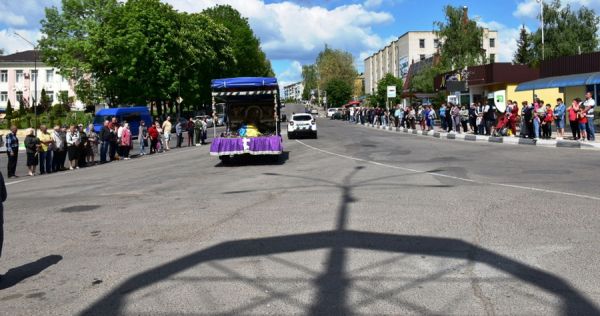 На Вінниччині сотні людей створили живий коридор, аби провести в останню путь загиблого Героя Михайла Гутніка                    
