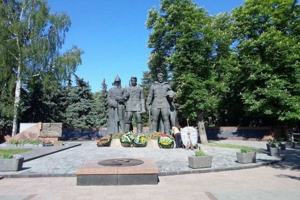 Біля вічного вогню у Вінниці прибрали пам’ятник – символ радянської епохи . Фото                      
