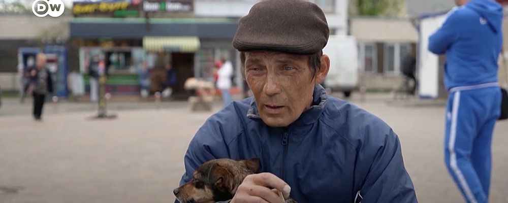 Мариуполец с собакой пешком дошли до Запорожья, спасаясь из оккупации (Видео)