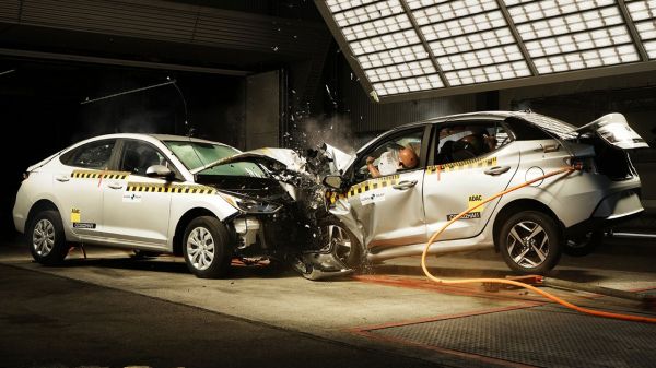Самые дешевые седаны Hyundai столкнули в краш-тесте, чтобы показать существенные различия безопасности
