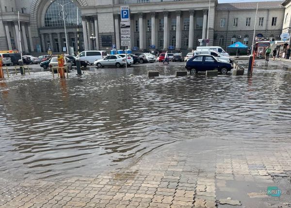 Потоп на вокзале и побитые градом огороды: последствия непогоды в Днепре