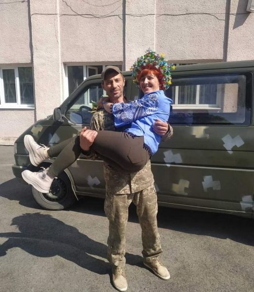 «В небі зривались ракети, а ми давали шлюбну обітницю». Волонтерка і військовий з Вінниччини одружились на фронті                     
