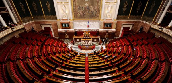 
Во Франции начался первый тур выборов в нижнюю палату парламента 