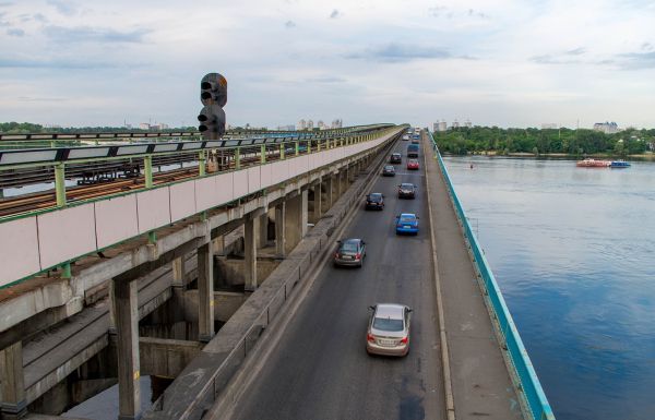 В Киеве открыли движение через мосты Метро и Патона