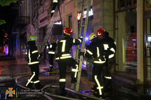 В центре Днепра сгорело старинное двухэтажное здание с кафе (Фото/Видео)