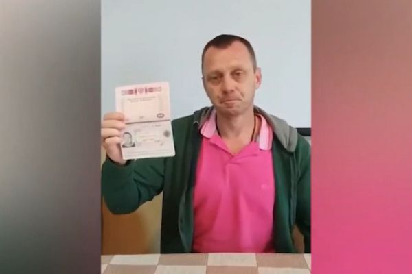 Повернувся після 10 років в росії: уродженець Вінниччини порвав свій паспорт країни агресора                     
