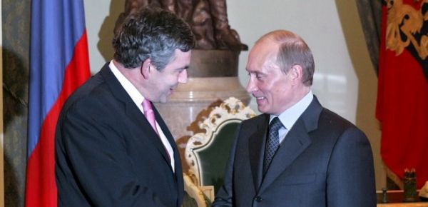 
Гордон Браун рассказал, как Путин ему угрожал: Посадил на низкое кресло и достал досье 