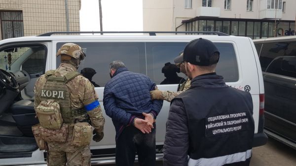 Вінничанину, який намагався відкупитись від мобілізації, присудили штраф і вручили повістку                     
