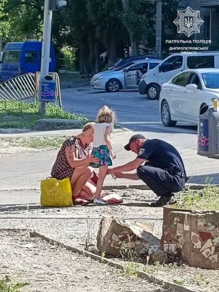 В Днепре патрульный полицейский оказал девочке первую медицинскую помощь