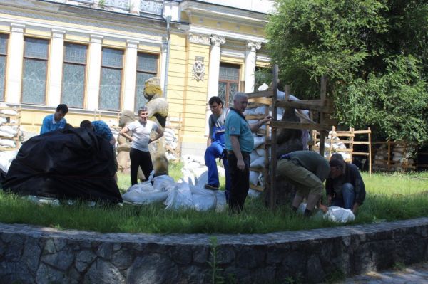 В Днепре возле исторического музея решили проветрить каменных баб