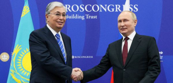 
Президент Казахстана отказался от российского ордена. Россия говорит, что и не предлагала 