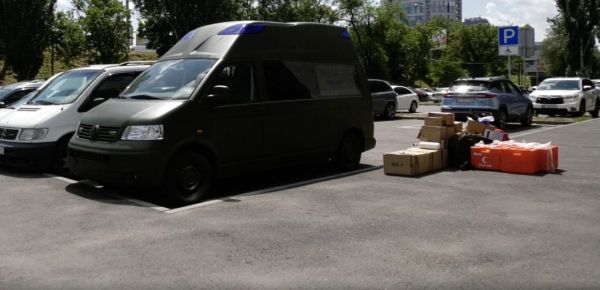 В Днепре волонтеры передали ВСУ автомобиль скорой помощи с рентген-аппаратом