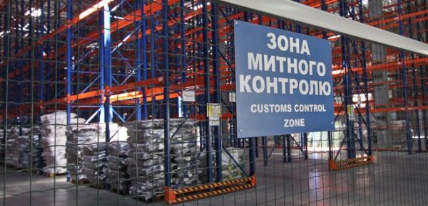 
Зеленский подписал закон о налогах на импорт. Льготная растаможка авто отменяется 