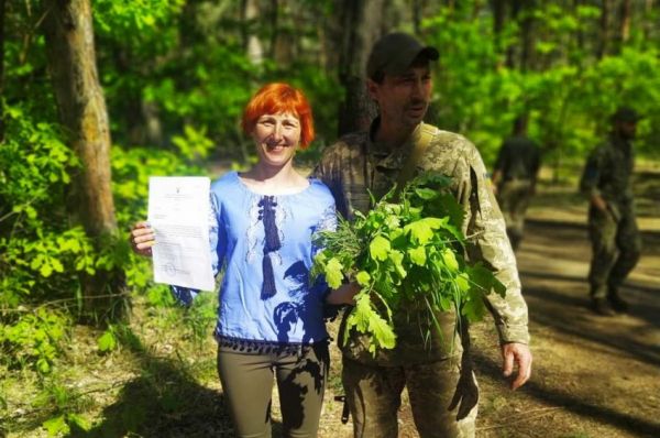 «В небі зривались ракети, а ми давали шлюбну обітницю». Волонтерка і військовий з Вінниччини одружились на фронті                     
