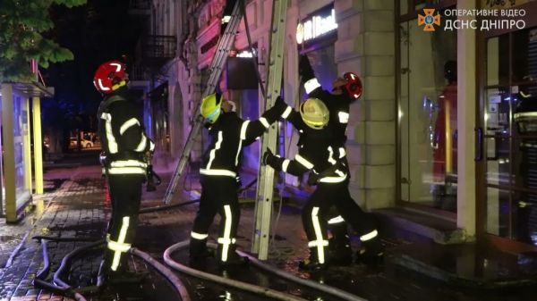 В центре Днепра сгорело старинное двухэтажное здание с кафе (Фото/Видео)