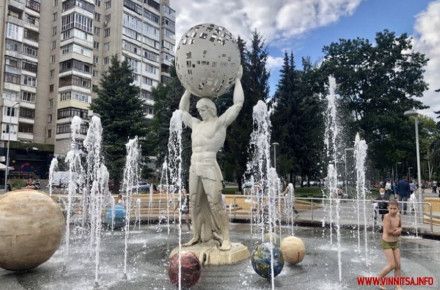 У Вінниці почали чистити фонтан на Космонавтів. Увімкнуть водограй за кілька днів                    
