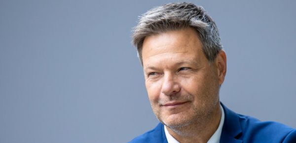 
Хабек выступил против компромиссов с Орбаном. Ратует за отмену единодушия на голосованиях 