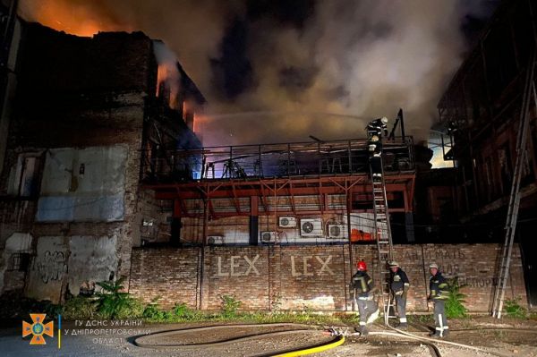 В центре Днепра сгорело старинное двухэтажное здание с кафе (Фото/Видео)