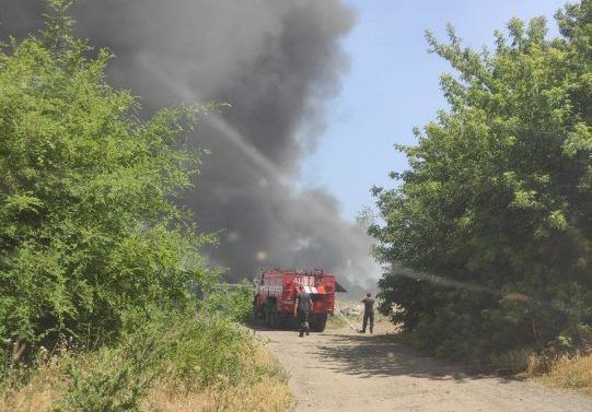 В Днепре на территории гаражного кооператива случился пожар: дым окутал жилой массив