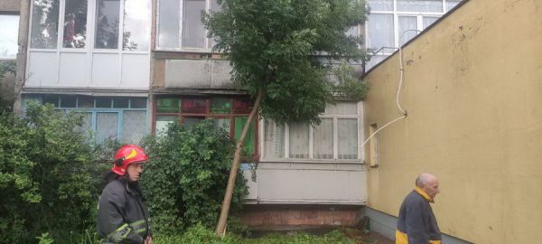 У Вінниці через негоду мешканці багатоповерхівки ледь не залишились без балконів                     
