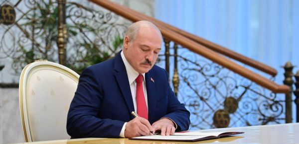 
Беларусь шагнула к дефолту: выплатила рублями купон по еврооблигациям 