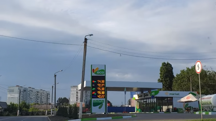 В Мелитополе рашисты вовсю практикуют бивалютные ценники на топливо - сколько стоит заправиться в Мелитополе
