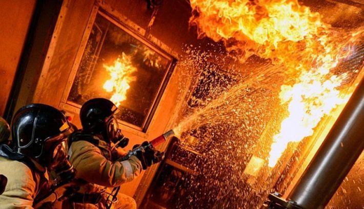 В Запорожье спасатели потушили пожар в многоэтажке