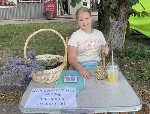 На Вінниччині 8-річна школярка продає лаванду, щоб купити дрон для ЗСУ                     
