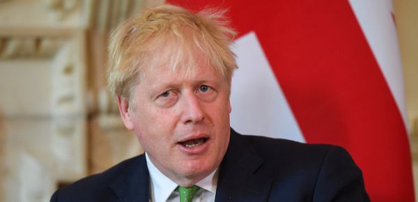 
Двое британских министров подали в отставку. Правительство Джонсона под угрозой – BBC 