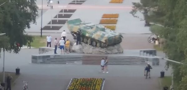 
На Урале символ "Z" на военном памятнике превратили в "AZOV": видео 