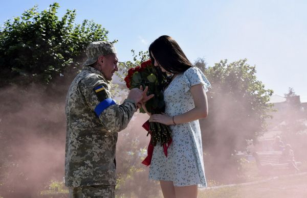 Військовий у центрі Жмеринки запропонував коханій стати його дружиною. Фото                      
