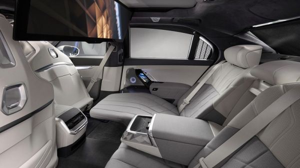 BMW анонсировала бронированную версию электрического седана i7