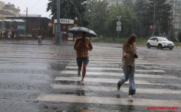 Літній дощ у Вінниці. Фоторепортаж з центру міста                     
