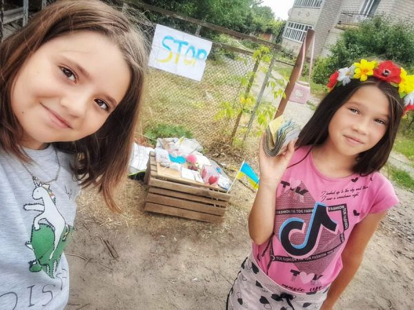 «Мама, колечка з бісеру, які ми продавали по 5 гривень, купують за 200!» – на Вінниччині троє дівчаток збирають гроші на ЗСУ                    
