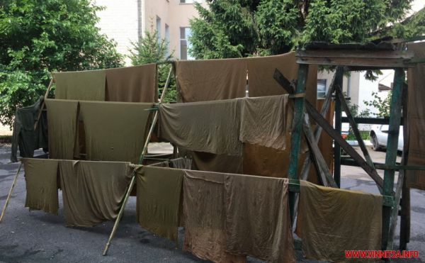 У Вінниці переселенець за власною технологією фарбує тканину для маскувальних сіток                     
