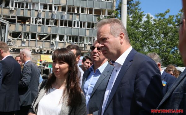 Борзов і Моргунов показали послам країн ЄС та Ізраїлю наслідки російських ракетних ударів по Вінниці. Фото                     
