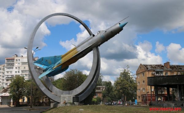 Борзов і Моргунов показали послам країн ЄС та Ізраїлю наслідки російських ракетних ударів по Вінниці. Фото                     
