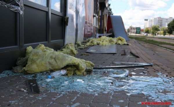 Борзов і Моргунов показали послам країн ЄС та Ізраїлю наслідки російських ракетних ударів по Вінниці. Фото                     
