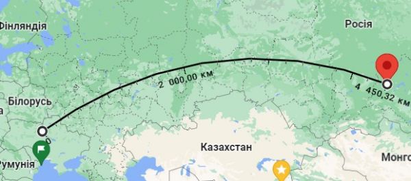 
Кадр дня. Семья убитого оккупанта в 4500 км в Сибири на кухне с холодильником из Украины 
