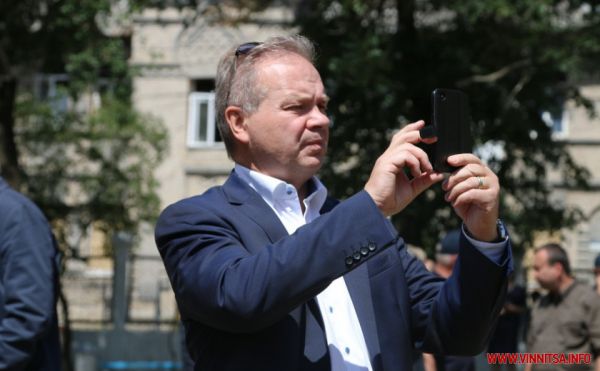 Борзов і Моргунов показали послам країн ЄС та Ізраїлю наслідки російських ракетних ударів по Вінниці. Фото                     
