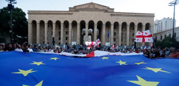 
"Домой, в Европу". В Тбилиси требуют отставки премьера из-за провала евроинтеграции – фото 