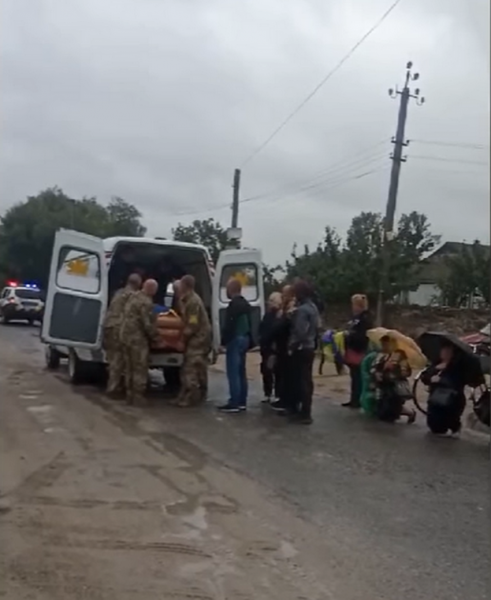 Сотні людей навколішках під дощем і дорога в квітах. На Вінниччині зустріли полеглого захисника                     
