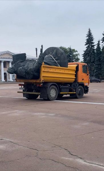 
Под Киевом снесли памятник "300-летию воссоединения с Россией" – фото 