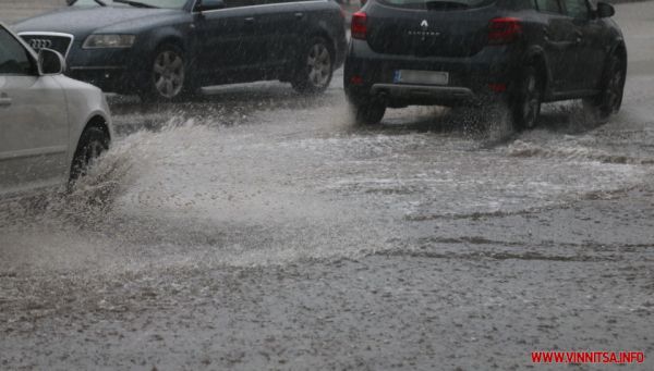 Літній дощ у Вінниці. Фоторепортаж з центру міста                     
