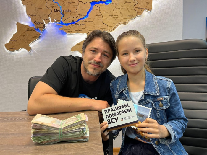 Девочка, игравшая в шашки с прохожими на Позняках, собрала для ВСУ более 20 тыс грн фото 1