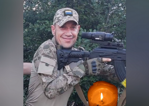 Сотні людей навколішках під дощем і дорога в квітах. На Вінниччині зустріли полеглого захисника                     
