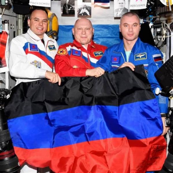 
Россияне развернули "флаги ЛДНР" на орбите, порадовались захвату Луганской области 